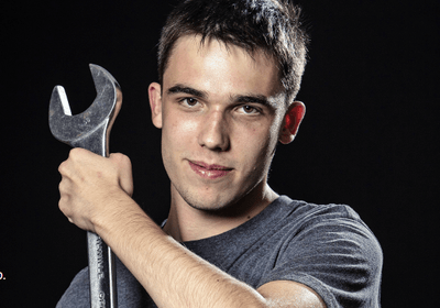 Lernender Patrick Ott mit Schraubenschlüssel Lernender Patrick Ott mit Schraubenschlüssel